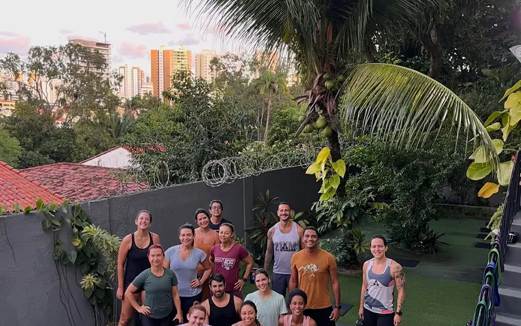 Turma reunida no jardim